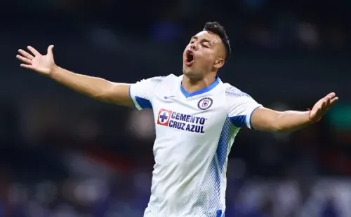 Iván Morales aún no logra cuajar buenas actuaciones en Cruz Azul. (Foto: Getty Images)