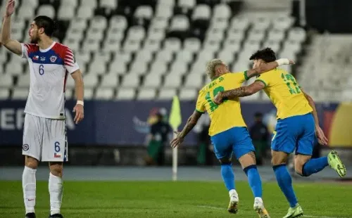 Paquetá y Neymar celebran ante Chile el año pasado. Ambos serán titulares este jueves (Agencia Uno)