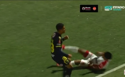 Corría el minuto 69 cuando el jugador de Copiapó cae golpeado al pasto sintético en Copiapó.