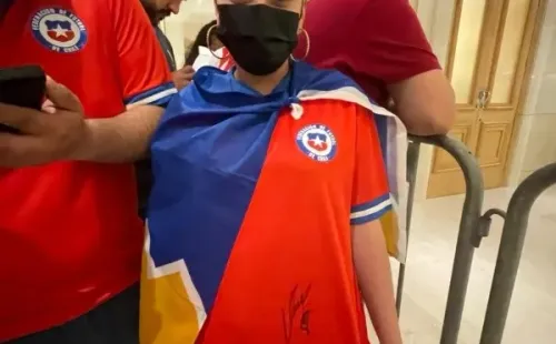 La felicidad de una hincha de la Roja con el gesto de Arturo Vidal en Río de Janeiro.