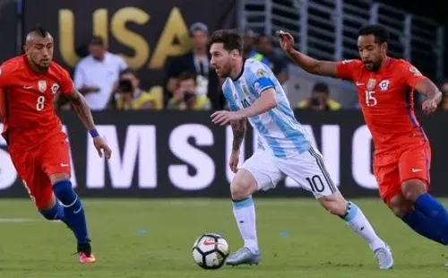 Beausejour junto a Vidal persiguiendo a Messi en la Copa América 2016 (Agencia Uno)