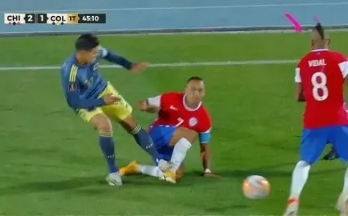 La patada de James sobre Alexis que Darío Herrera no consideró para expulsión