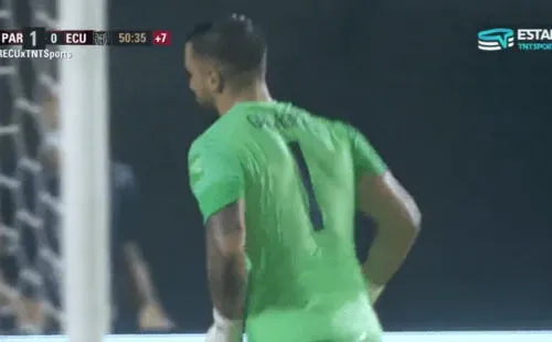 Hernán Galíndez sufrió por el error de Piero Hincapié.