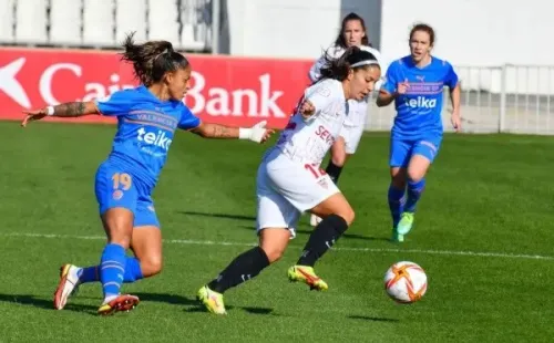 Karen Araya demostró su tremendo nivel con la pelota en los pies defendiendo la camiseta del Sevilla femenino. (Foto: @karenaraya8)