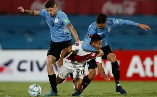 En Perú refuerzan tesis de “cogoteo” ante Uruguay tras declaraciones del inventor del VAR. (Foto: Getty Images)