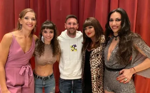 Lionel Messi fue invitado a la obra donde fue con su mejor alegría.