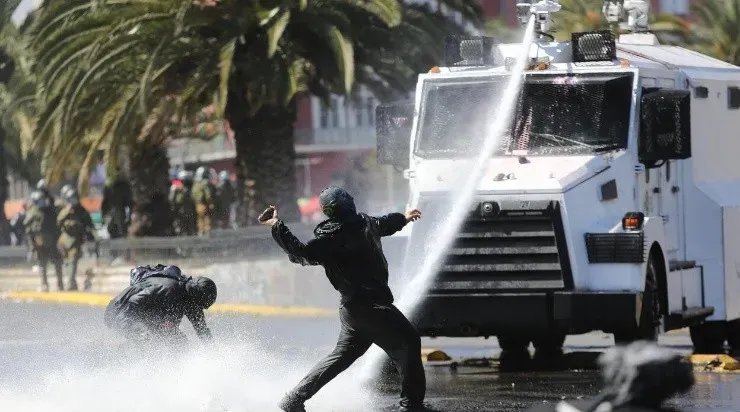 Siguen los enfrentamientos entre carabineros y manifestantes. (AGENCIA UNO)