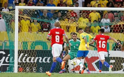 Claudio Bravo está suspendido ante Uruguay.