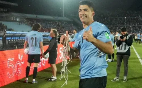 Luis Suárez quiere celebrar ante Chile para meterse en la historia grande de las eliminatorias y despedirse en la gloria. Ante Perú, cortó la red del arco donde marcó su primer gol, en el que pudo ser su último partido oficial en Uruguay. Foto: Getty Images
