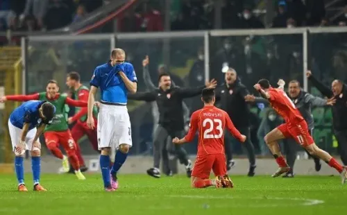 Italia quedó fuera de Qatar 2022 ante Macedonia del Norte y la decepción fue tal que los jugadores dejaron hecho un asco el camarín. (Foto: Getty)