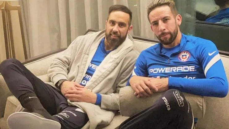 Claudio Bravo y Mauricio Isla han insinuado su retiro de la selección chilena después de las Eliminatorias para Qatar 2022, pero mantienen su vigencia en la Roja