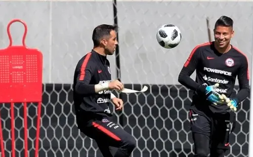 Brayan Cortés empieza a tomar la posta de Claudio Bravo.