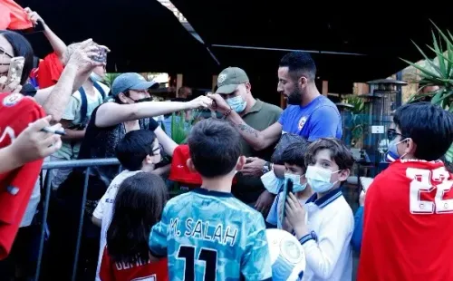 Los jugadores se dieron tiempo de firmar autógrafos antes de la siesta.