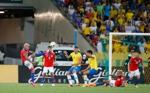 Vargas due titular contra Brasil hace cinco días (Agencia Uno)