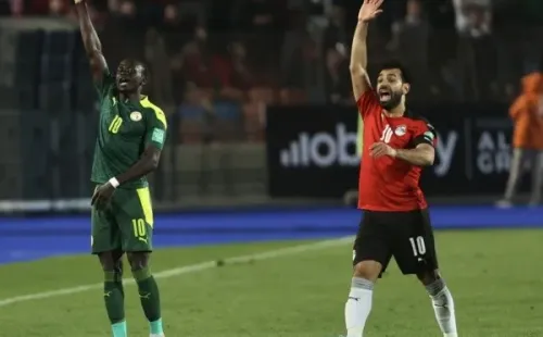 Mané y Salah, grandes amigos y compañeros en Liverpool, se enfrentaron por las eliminatorias africanas rumbo a Qatar. (Foto: Getty)