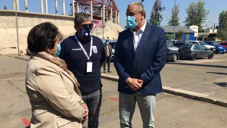 En corta y breve ceremonia el 28 de octubre de 2020, el presidente de la ANFP le dijo a la alcaldesa de La Pintana, Claudia Pizarro, que no seguiría con el proyecto de Juan Pinto Durán en esa comuna. Crédito: Rocío Ayala