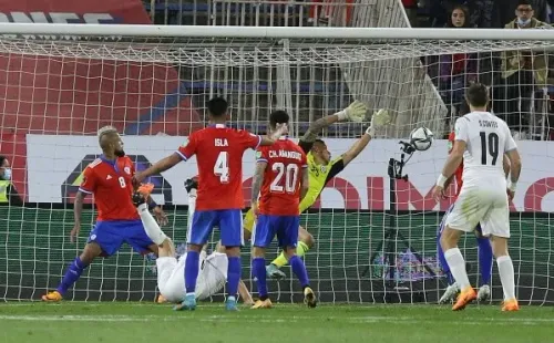 El gol de Luis Suárez empezó a sepultar la ilusión de milagro para la Roja.