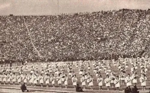 El clásico universitario de los 60 contenía un show previo digno de los mejores musicales de Broadway (Archivo)