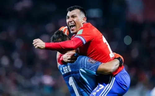 Como tantas veces celebraron, hoy Claudio Bravo y Gary Medel pasan la pena de la eliminación rumbo a Qatar 2022. Foto: Getty Images