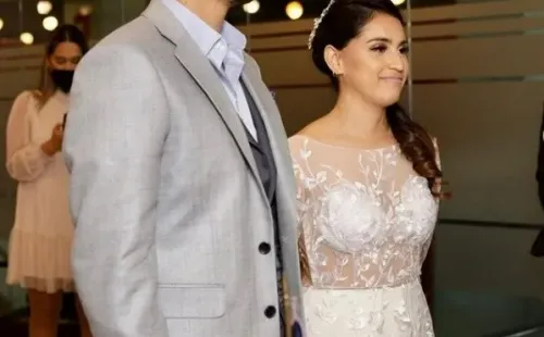 Suazo en la ceremonia junto a su esposa Gabriela Rojas (Instagram)