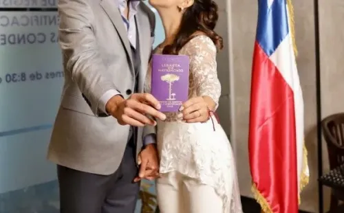 Gabriel Suazo feliz con la libreta de matrimonio (Instagram)