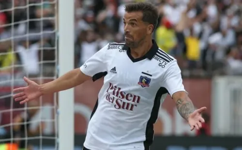 Gabriel Costa se retrasa en la cancha para cubrir el puesto de Leonardo Gil. Foto: Agencia Uno