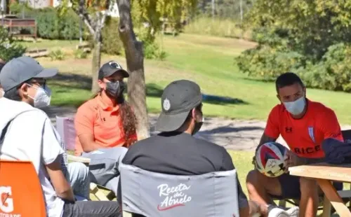 Tomás Asta-Buruaga y Monserrat Sepúlveda fueron parte de la actividad de Cruzados para conmemorar el Día de la Visibilidad Trans. (Foto: Universidad Católica)
