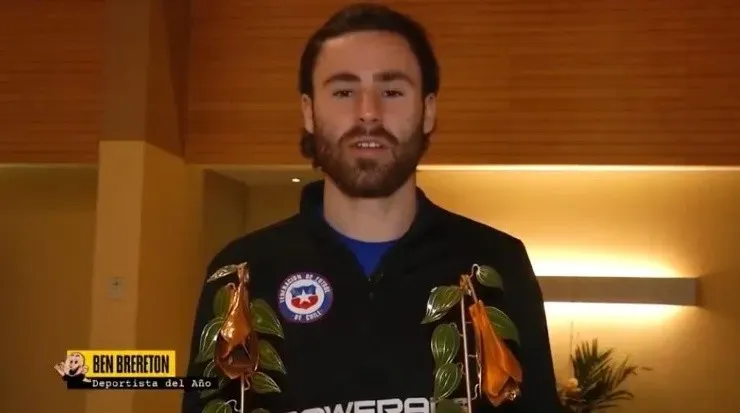 Ben Brereton recibe sus galardones con la ropa de la selección chilena.
