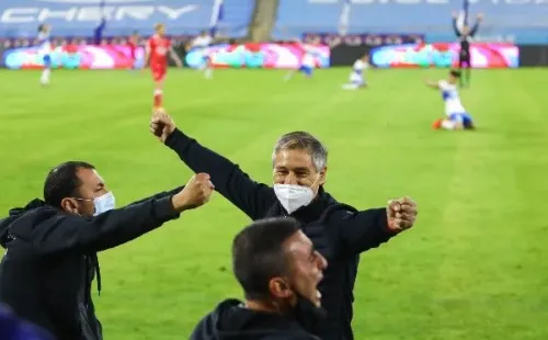 Ariel Holan celebrando el título conseguido con la UC.
