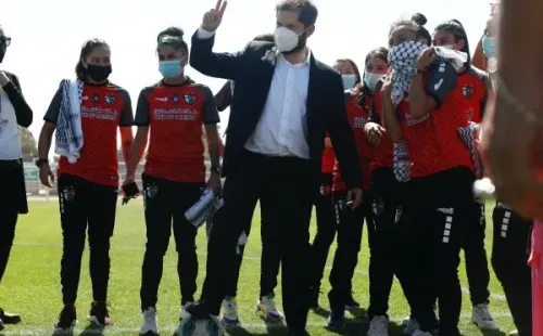 Gabriel Boric mostró toda su habilidad con la pelota en compañía de las jugadoras de Palestino. (Foto: Agencia Uno)