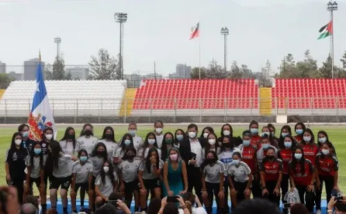 El Presidente Boric compartió con varias futbolistas de nuestro país. (Foto: Agencia Uno)