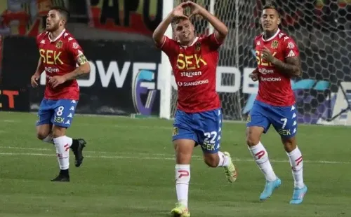 Yáñez celebrar el gol que le dio el triunfo a la Unión Española