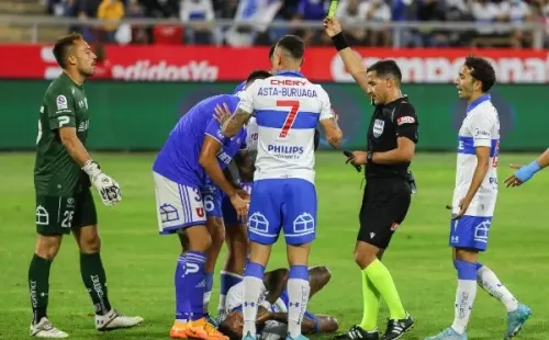 Juan Leiva se comió un golpe en el rostro durante el clásico universitario entre la UC y la U.