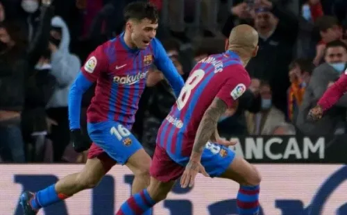 Pedri celebra su gol ante la mirada de Dani Alves (Foto: La Liga)