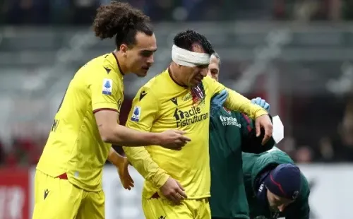 Ante su desgaste y tras el golpe, Gary Medel dejó la cancha. Eso sí, su partido sacó aplausos en los hinchas y más luego de su cruce con Zlatan Ibrahimovic. Foto: Getty Images