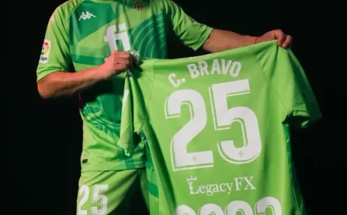 Claudio Bravo firmó hasta 2023 con Betis. (Foto: @RealBetis)