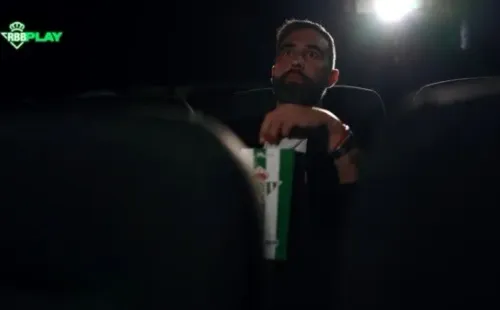 Claudio Bravo viendo en el cine su propia película.