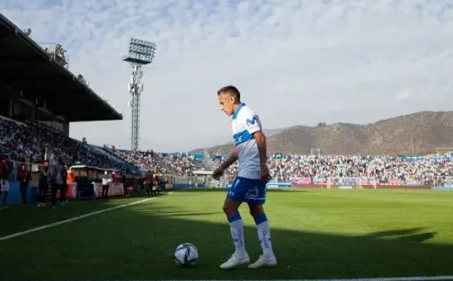 Fabián Orellana no ha sumado minutos esta temporada y tiene llenos de dudas a los hinchas. Además, quedó fuera del debut en Copa Libertadores. Foto: Agencia Uno