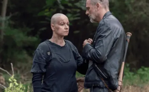 Alpha (Samantha Morgan) yNegan (Jeffrey Dean Morgan) en la serie principal de The Walking Dead.