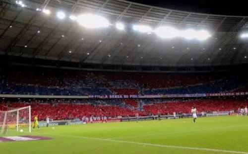 Los hinchas de Fortaleza apoyan a su equipo con un mosaico ante Colo Colo. (Foto: Conmebol Libertadores)