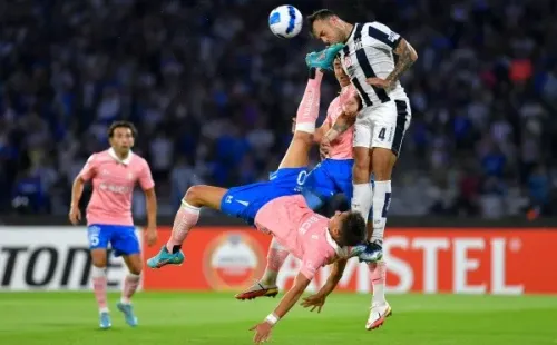Waldemar Méndez no quedó conforme con la derrota de la UC en el debut por Copa Libertadores y le pide más.
