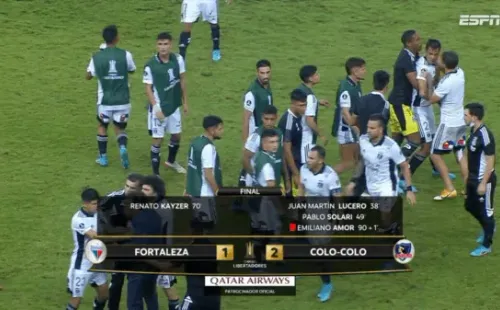 Los compañeros separando la pelea en la cancha.