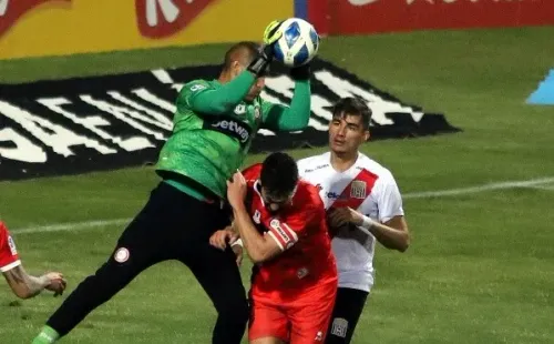 Las defensas de Calera y Curicó ganaron los duelos este domingo (Agencia Uno)