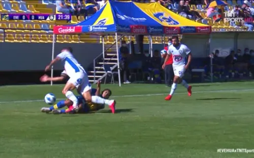 Nico Ramírez sufrió una grave fractura en Huachipato frente a Everton. (Foto: captura TNT Sports)