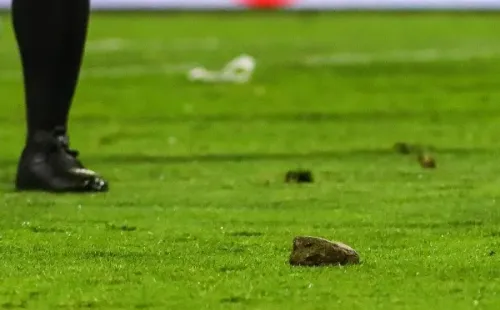 La piedra que cayó al campo de juego puede causar la suspesión del estadio de la UC