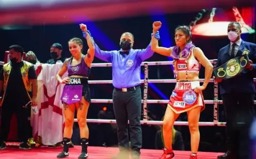 Daniela “Leona” Asenjo se quedó con un doloroso empate mayoritario ante Maribel Ramírez por el cinturón de peso Súper Mosca de la AMB. Foto: Guille Salazar, RedGol.