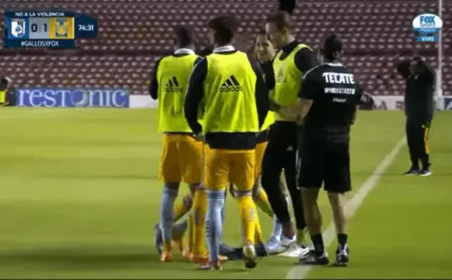 Los compañeros lo intentaron esconder pero ya era muy tarde. (Foto: Captura Fox Sports)