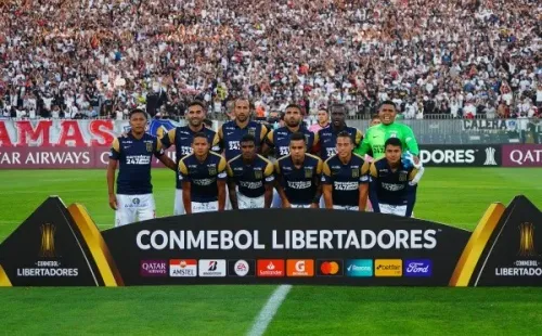 Alianza Lima recibió el cariño de los hinchas de Colo Colo pese a la rivalidad por Copa Libertadores. Los clubes demostraron no solo que se puede estar sin violencia, sino que también puede haber respeto dentro de la cancha. Foto: Guille Salazar, RedGol.