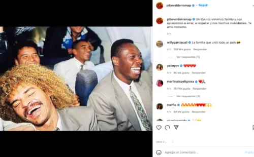 Carlos Valderrama se despide de Freddy Rincón.