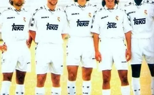 Iván Zamorano junto a Freddy Rincón (los dos últimos de izquierda a derecha) posan con la camiseta del Real Madrid. (Foto: Archivo)